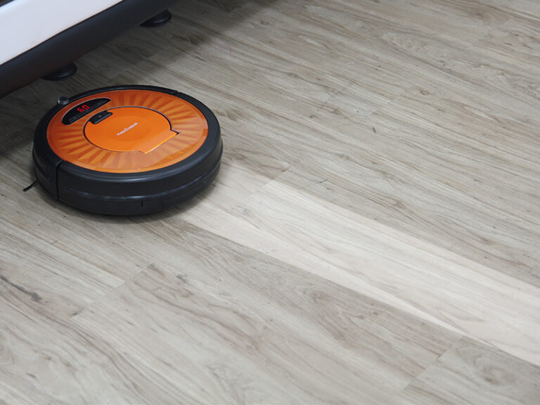 1조 원 시장인데 신제품이 없다? 삼성·LG 2세대 로봇청소기 아직 미정